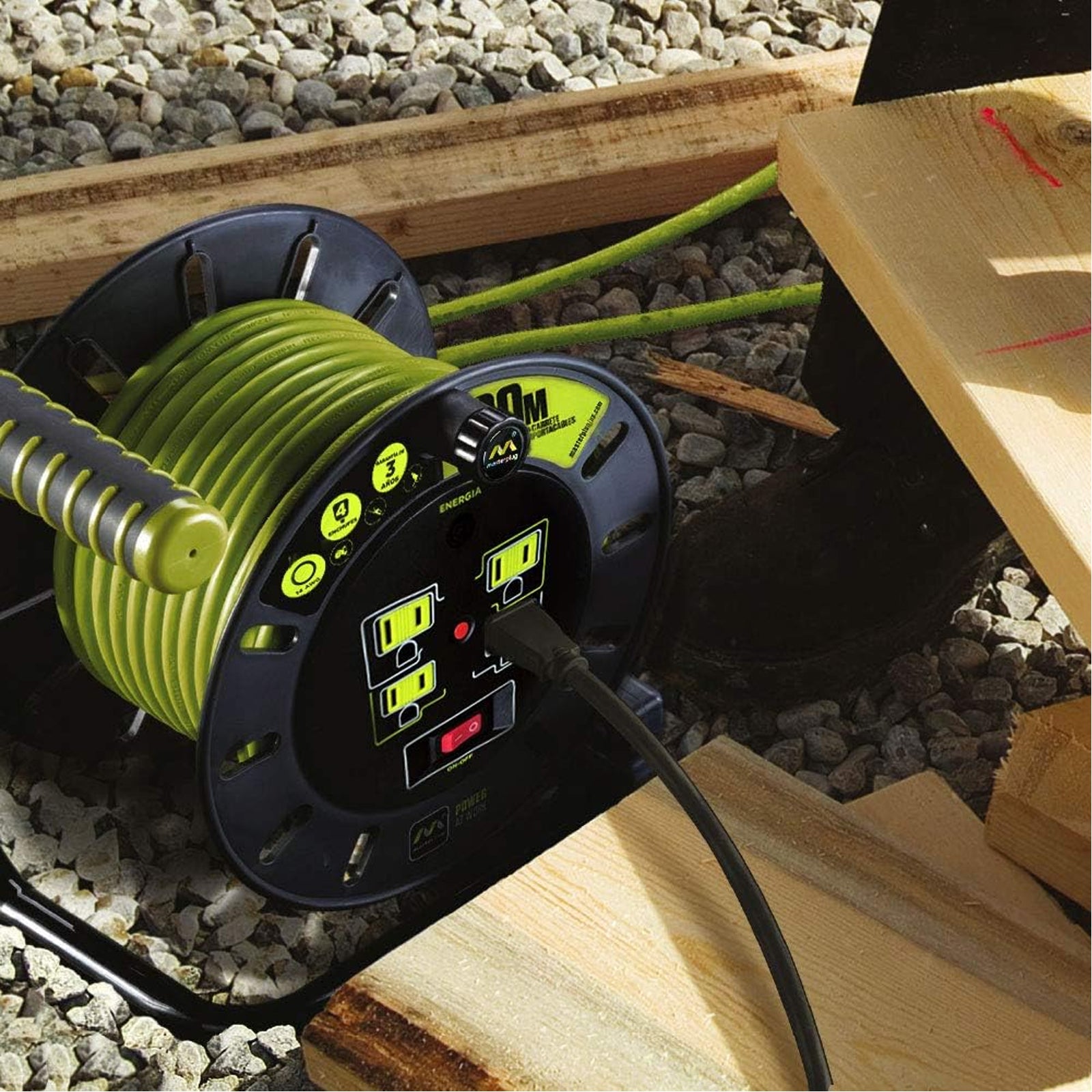 Extensión Eléctrica Tipo Cassette 20m Reel con 4 Multicontactos Calibre 14 – Luceco